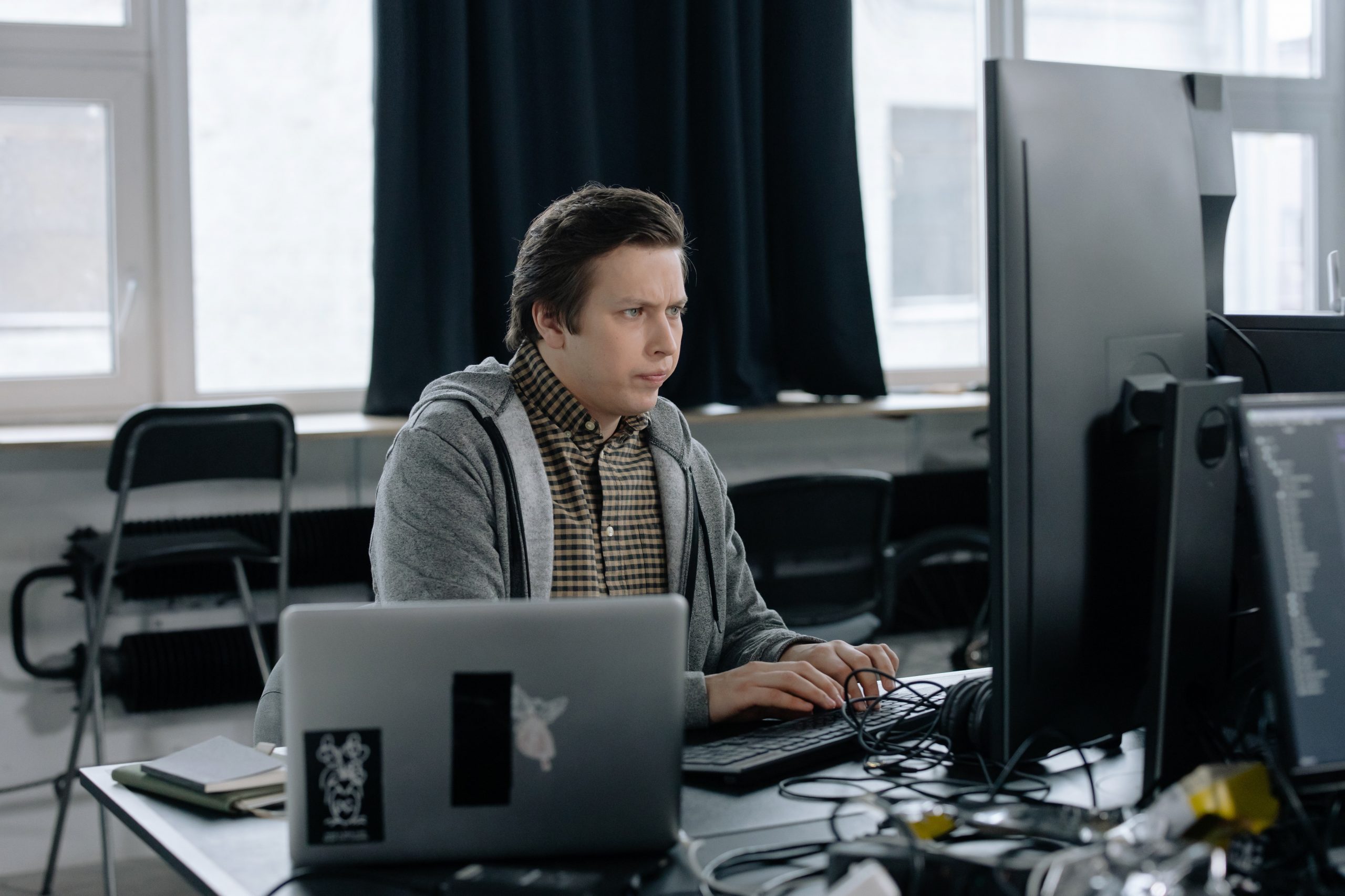 What Is The Difference Between C++ Pointers and References?